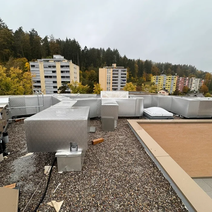 Gebäudetechnik auf einem Haus in Zürich