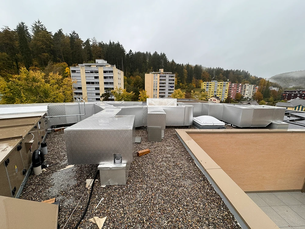 Gebäudetechnik auf einem Haus in Zürich